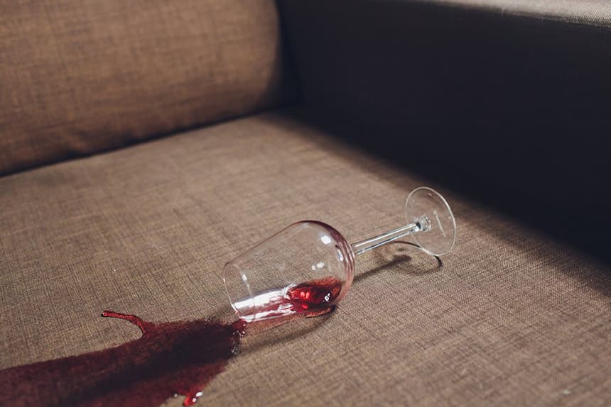 Как удалить пятно от красного вина на диване или кресле?